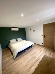 een slaapkamer met een bed en een groene muur bij Bastide Marseillaise in Aubagne