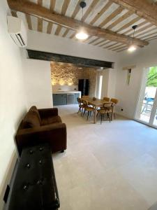 een woonkamer met een bank en een tafel bij Bastide Marseillaise in Aubagne
