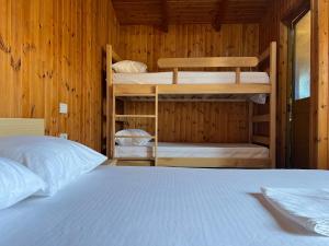 Katil dua tingkat atau katil-katil dua tingkat dalam bilik di MIQT Beach - Bungalows