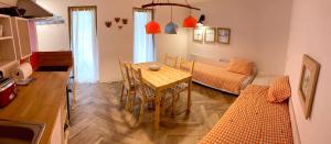 ein Wohnzimmer mit einem Tisch, Stühlen und einem Sofa in der Unterkunft B&B Mad Mountain in Robidišče