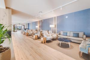 普拉加德阿罗Park Hotel San Jorge & Spa by Escampa Hotels的带沙发和椅子的等候室 更多54张照片