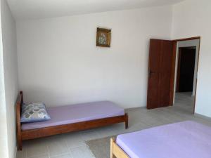Postel nebo postele na pokoji v ubytování Guest House in Utjeha