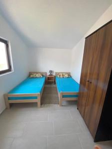Postel nebo postele na pokoji v ubytování Guest House in Utjeha