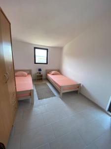 Postel nebo postele na pokoji v ubytování Guest House in Utjeha