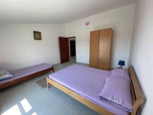 Postel nebo postele na pokoji v ubytování Guest House in Utjeha