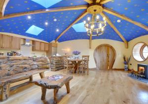 a living room with a ceiling with stars on it at Vineyard Hollow in Bodiam