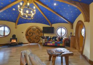 a living room with a ceiling with stars on it at Vineyard Hollow in Bodiam