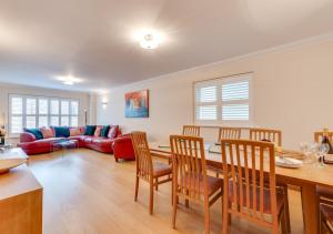 uma sala de estar com uma mesa e cadeiras e um sofá em York Mansions Apartment em Broadstairs
