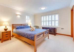 um quarto com uma cama com um urso de peluche em York Mansions Apartment em Broadstairs