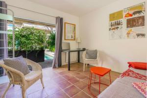 a bedroom with a bed and a desk and chairs at Oasis centre charme in Montpellier