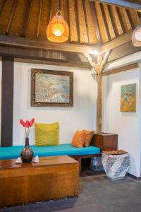 una camera con un divano blu di Bamboo Ubud Hostel ad Ubud