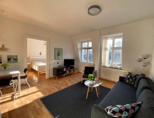 ein Wohnzimmer mit Sofa und Tisch in der Unterkunft Villa Kurfürst - 100 m zum Strand in Bansin