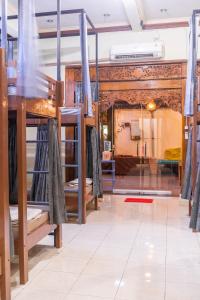 Palanda nebo palandy na pokoji v ubytování Bamboo Ubud Hostel
