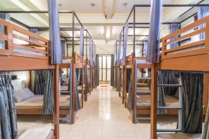Krevet ili kreveti na kat u jedinici u objektu Bamboo Ubud Hostel
