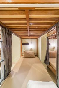 Ένα ή περισσότερα κρεβάτια σε δωμάτιο στο Bamboo Ubud Hostel