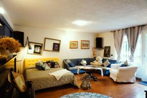uma sala de estar com uma cama e um sofá em Lake experience! em Marone