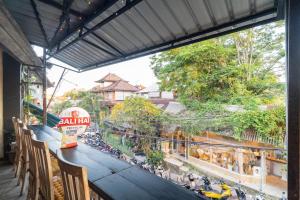 balcone con vista su un ristorante di Bamboo Ubud Hostel ad Ubud