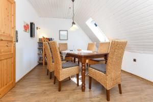 a dining room with a wooden table and chairs at Ferienwohnung im Haus Leemreize in Blomberg