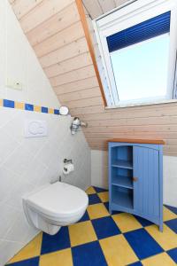 a bathroom with a toilet and a skylight at Ferienwohnung im Haus Leemreize in Blomberg