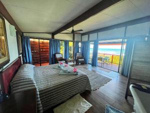 una camera da letto con un letto e un balcone di Kob Inn Beach Resort a Qora Mouth Altre 26 foto
