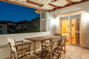 a dining room with a table and chairs at Alkiones in Platy