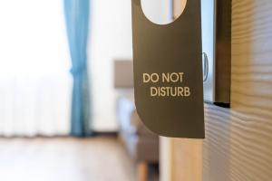 znak „nie przeszkadzać” po stronie drzwi w obiekcie Hotel Italia w mieście Canazei