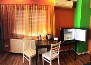 einem Esstisch mit 2 Stühlen und einem TV in der Unterkunft Antalyaloft in Antalya