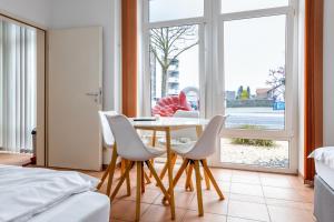 a room with a table and chairs and a window at Gemütliches zentrales Apartment - Netflix in Kleve
