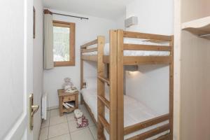 a bedroom with two bunk beds in a room at Appartement Les Orres 1800 - Vue montagne in Les Orres
