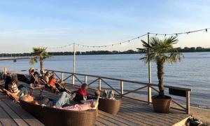 een groep mensen in een boot op een dok bij HotelHafenWedel in Wedel