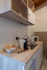 cocina con encimera y microondas en B&B Angolo Nascosto, en San Fiorano