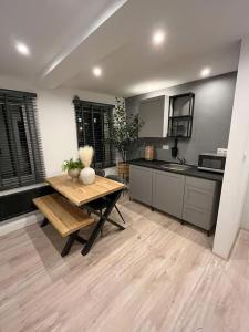 uma cozinha com uma mesa de madeira e um piso de madeira em Gezellig appartement, Gerenoveerd eind 2022 em Tilburgo