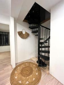 Gezellig appartement, Gerenoveerd eind 2022 في تيلبورغ: غرفة مع درج حلزوني وأرضية خشبية