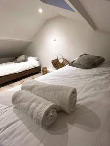 ein Schlafzimmer mit 2 Betten und Handtüchern darauf in der Unterkunft Gezellig appartement, Gerenoveerd eind 2022 in Tilburg
