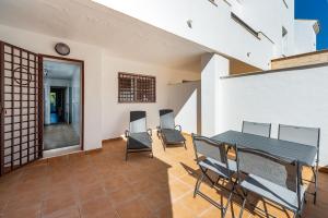 d'une salle à manger avec une table et des chaises sur un balcon. dans l'établissement Terrazas de Alcaidesa 2416, à San Roque