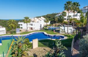 - une vue sur la piscine d'un complexe dans l'établissement Terrazas de Alcaidesa 2416, à San Roque