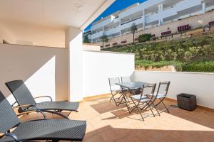 d'une terrasse avec des chaises et une table sur un balcon. dans l'établissement Terrazas de Alcaidesa 2416, à San Roque