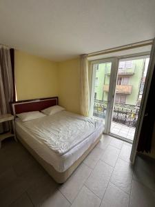 ein Schlafzimmer mit einem Bett und einem großen Fenster in der Unterkunft Gasthaus 210 in Zürich