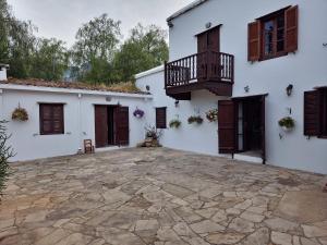 einen Innenhof eines weißen Hauses mit Balkon in der Unterkunft Cyprus Village House in Kyrenia