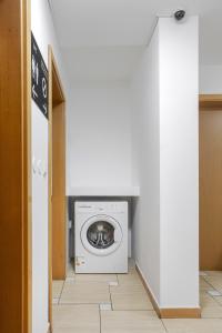 Waschmaschine und Trockner in einer Waschküche in der Unterkunft DD Boutique Apartments in Cluj-Napoca