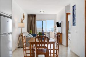 een keuken en een woonkamer met een tafel en stoelen bij Callao Beach 2 in Arrieta
