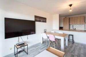 Televízia a/alebo spoločenská miestnosť v ubytovaní L41 Suite Paladium 8pax 4rooms balcony WIFI AC