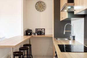Kuchyňa alebo kuchynka v ubytovaní L41 Suite Paladium 8pax 4rooms balcony WIFI AC