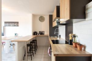 Kuchyňa alebo kuchynka v ubytovaní L41 Suite Paladium 8pax 4rooms balcony WIFI AC