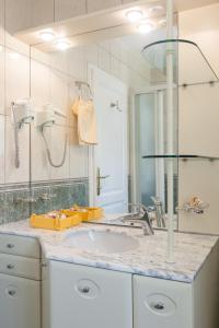 een badkamer met een wastafel en een spiegel bij Apartments Kalalarga Deluxe- city centre&balcony in Makarska +38 foto's