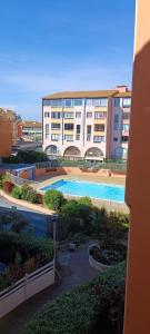 Bazén v ubytovaní ANTINEA Joli T2 cabine piscine proche plage Richelieu cap d'Agde alebo v jeho blízkosti