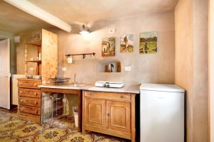 A kitchen or kitchenette at Agriturismo Il Filo di Paglia