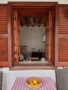 eine Schale mit Obst auf einem Tisch in einem Zimmer in der Unterkunft Cyprus Village House in Kyrenia + 51 Fotos