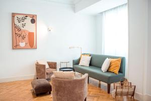 salon z niebieską kanapą i krzesłami w obiekcie My City Home - Amplio apartamento en Salamanca w Madrycie