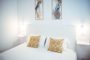 białe łóżko z dwoma poduszkami w obiekcie My City Home - Amplio apartamento en Salamanca w Madrycie